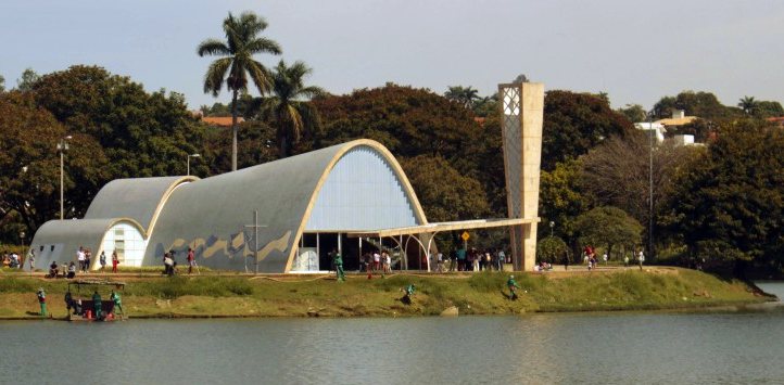 Igreja São Francisco de Assis, a Igrejinha da Pampulha, construída na década de 1940, projeto de Oscar Niemeyer.