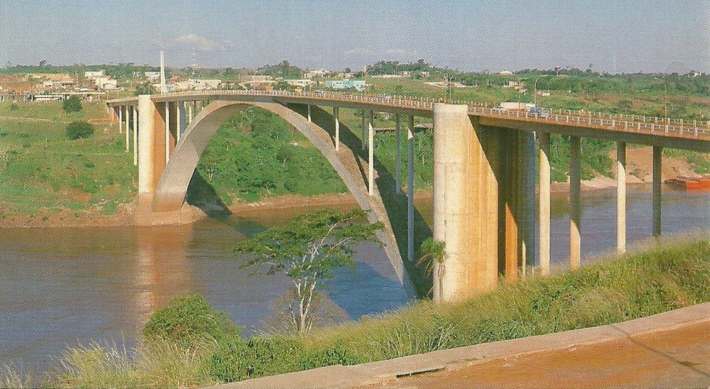 Ponte da Amizade em 1986 Foto: Nathan Hughes Hamilton (Wikimedia Commons)