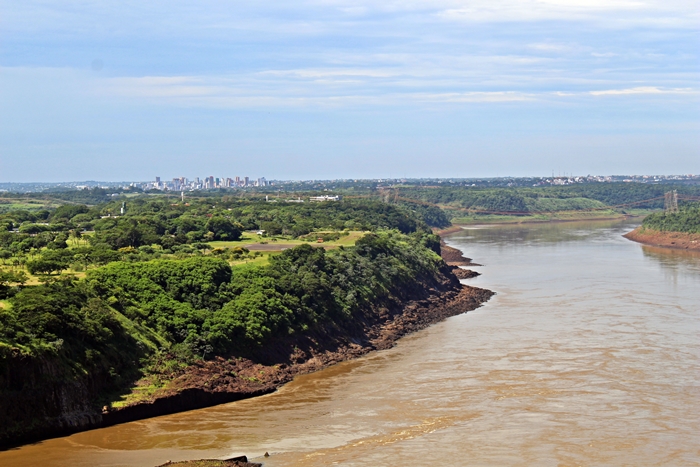 No Circuito Especial de Itaipu Binacional, há uma parada sobre a barragem, de onde dá para ver Ciudad del Este e Foz do Iguaçu.