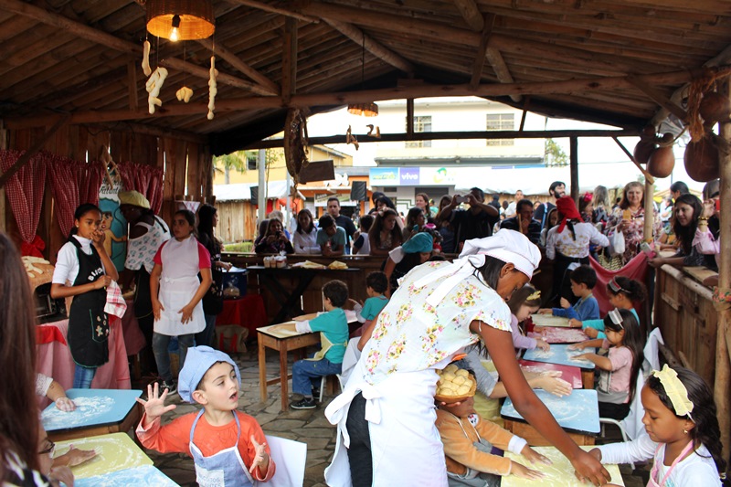 A Festa do Café com Biscoito é um evento que acontece em um final de semana do mês de setembro, na cidade mineira de São Tiago, próxima a São João del Rei.