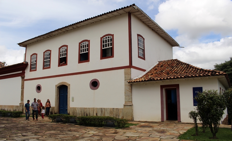 A coleção do Museu do Oratório (localizado em Ouro Preto) conta com 162 oratórios e cerca de 300 imagens, todas brasileiras, predominantemente de Minas Gerais