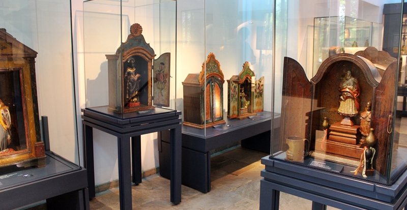Oratórios afrobrasileiros eram confeccionados pelos escravos e tendo santos negros representados. Estes estão expostos no Museu do Oratório, em Ouro Preto.