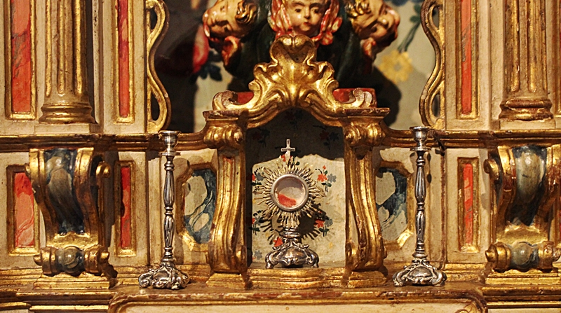 Detalhe de oratório bala erudito exposto do Museu do Oratório, em Ouro Preto.