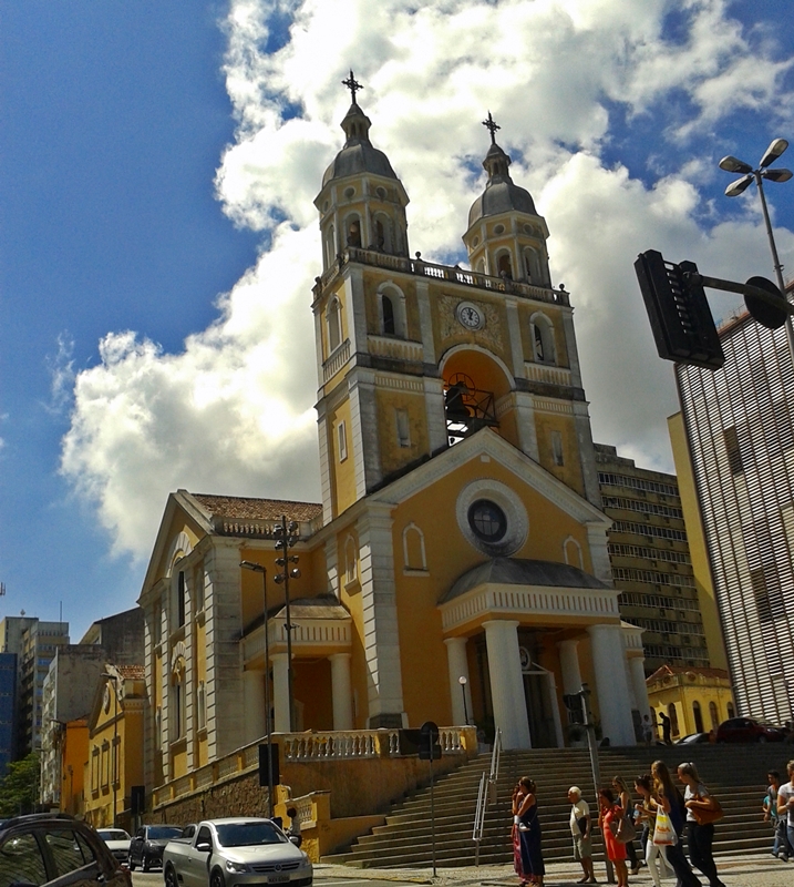 Catedral Nossa Senhora do Desterro, a Catedral Metropolitana de Florianópolis. A primeira igreja foi construída entre 1753 e 1773, mas, em 1922, foram acrescentadas duas torres e um carrilhão de cinco sinos.
