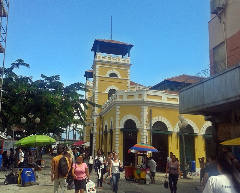 Mercado Público de Florianópolis, ótimo passeio no Centro Histórico. Sua construção começou em 1899. Vendem-se alimentos, roupas, ervas, artesanato. No vão central ficam as mesinhas dos restaurantes.