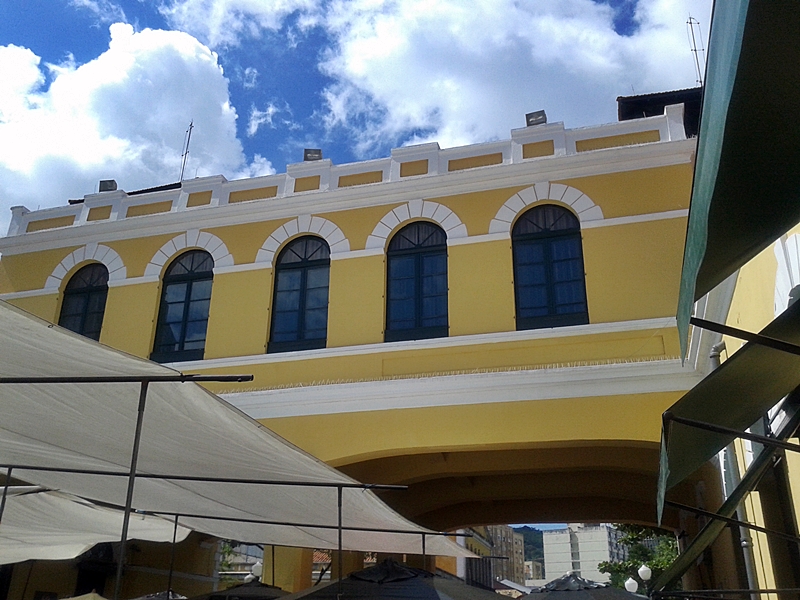 Mercado Público de Florianópolis, ótimo passeio no Centro Histórico. Sua construção começou em 1899. Vendem-se alimentos, roupas, ervas, artesanato. No vão central ficam as mesinhas dos restaurantes.