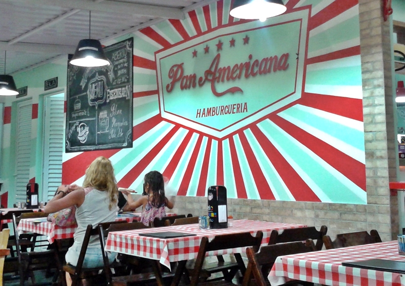 A Hamburgueria Pan Americana serve hambúrgueres artesanais em Canasvieiras, norte de Florianópolis.