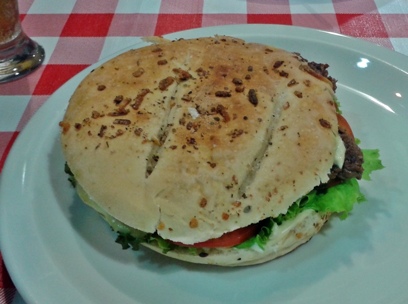 A Hamburgueria Pan Americana serve hambúrgueres artesanais em Canasvieiras, norte de Florianópolis.