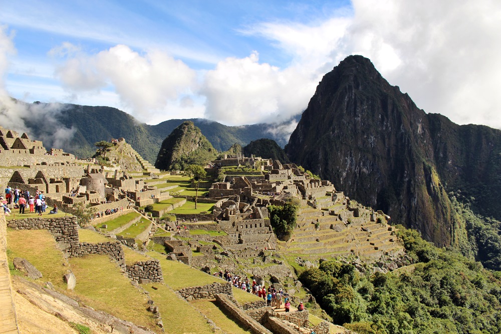 A maior montanha na foto é Huayna Picchu