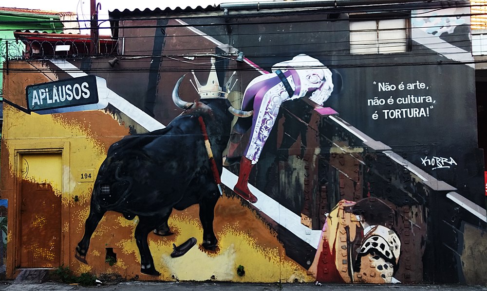 Mural de autoria do artista Eduardo Kobra, em um protesto contra as touradas. “Não é arte nem cultura, é tortura”, diz no mural., que faz parte do projeto GreenPincel, cuja ideia é denunciar formas de agressão do homem a animais e ao meio ambiente.