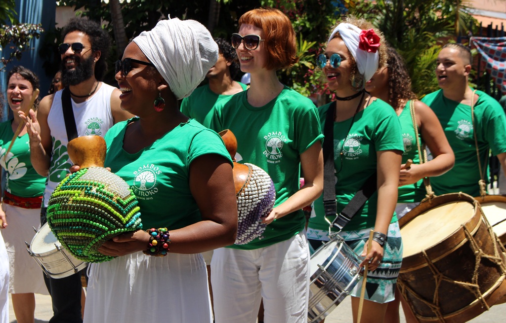 Biombos de Iroko, grupo de maracatu, se apresentando na Comunidade dos Arturos, em festa pelo Dia da Consciência Negra.