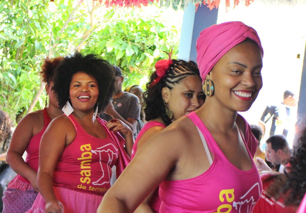 Samba de Terreiro se apresentando na Comunidade dos Arturos, em festa pelo Dia da Consciência Negra.