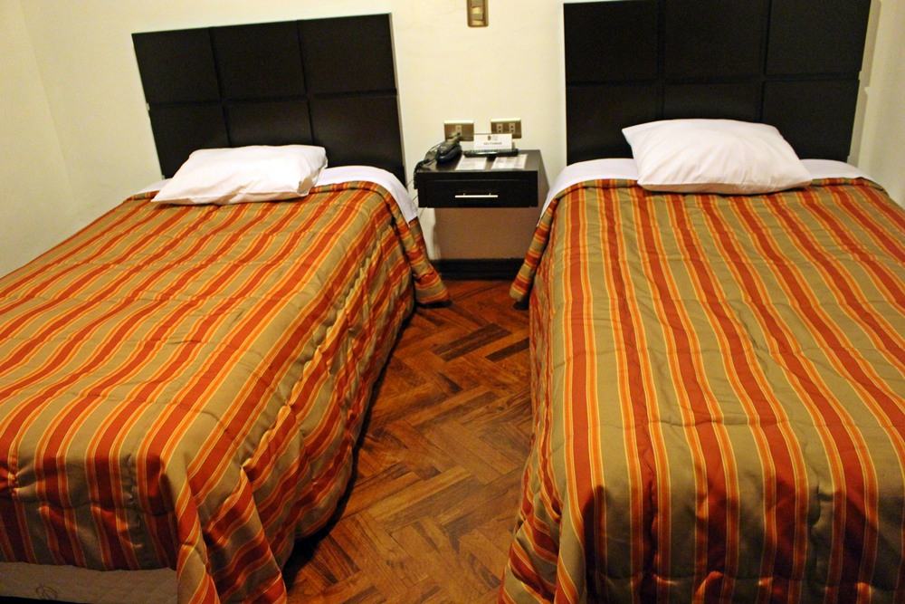 Hostal El Triunfo, hospedagem barata e super bem localizada em Cusco. As camas de solteiro são maiores que as que temos aqui no Brasil.
