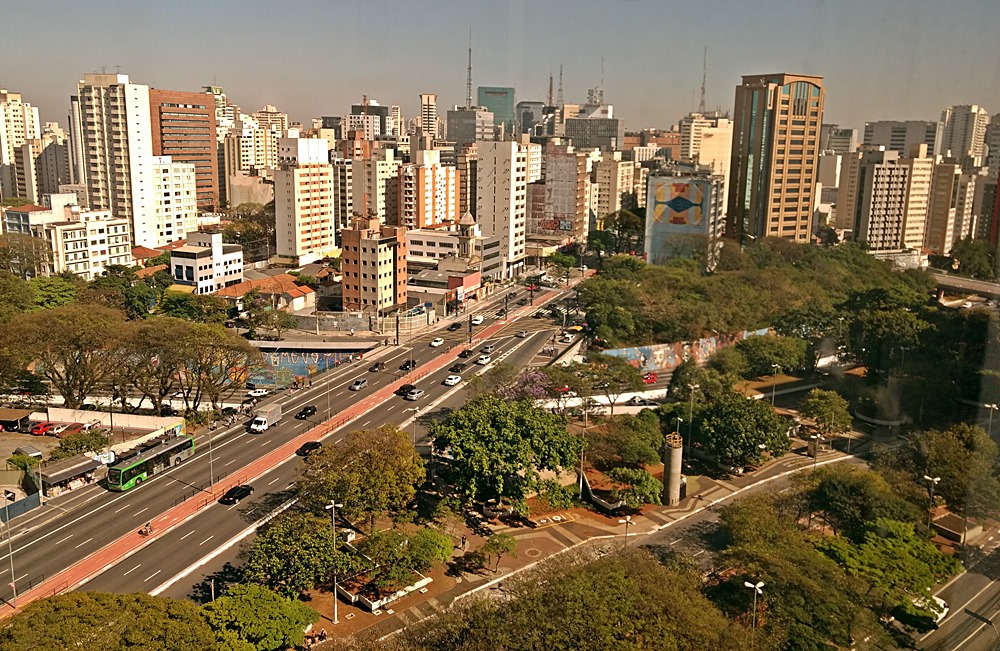Vista do hotel Ibis Budget Paraíso, que é uma ótima opção de hospedagem em São Paulo. Não tem luxos, mas é barato e confortável e, o melhor, é ao lado da estação do metrô.