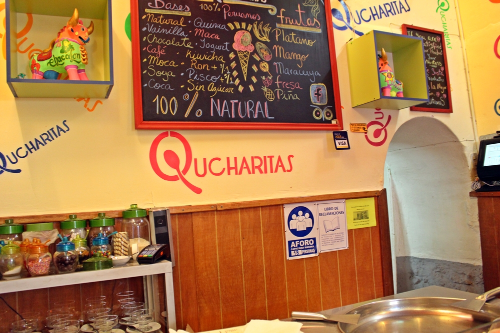 Na Sorveteira Qucharitas, em Cusco, o sorvete é fabricado na hora, na frente do cliente. Lá servem também crepes, sanduíches e outras comidinhas.