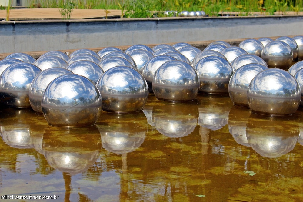 Narcissus Garden, de Yayoi Kusama. São 500 esferas de aço que ficam sobre um espelho d’água, em uma obra cinética que se modifica com a ação do vento. 
