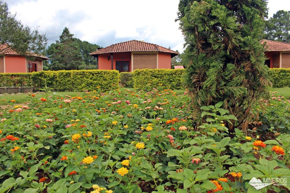 Jardim e chalés da Pousada Vila Minas, em Itanhandu, sul de Minas Gerais.