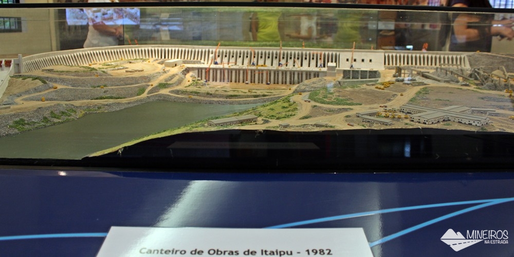 Maquete da consrtução de Itaipu Binacional, exposta no Ecomuseu.