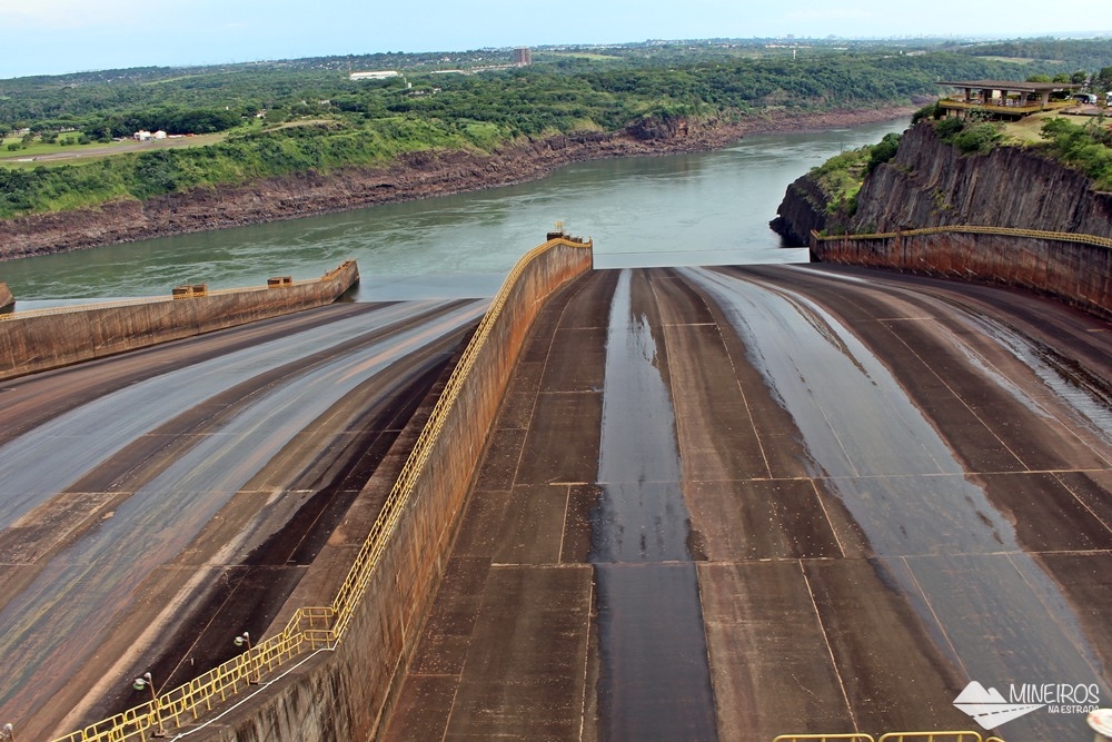 Vertedouros da usina hidrelétrica de Itaipu, que pertence igualmente ao Brasil e ao Paraguai,