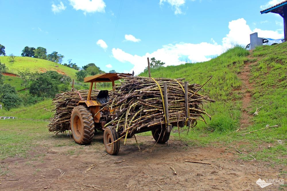 Alambique Três Barras, bem famoso e tradicional na região de Gonçalves, sul de Minas. Lá eles fabricam vários tipos de cachaça e licores, tudo artesanalmente, desde a plantação da cana.