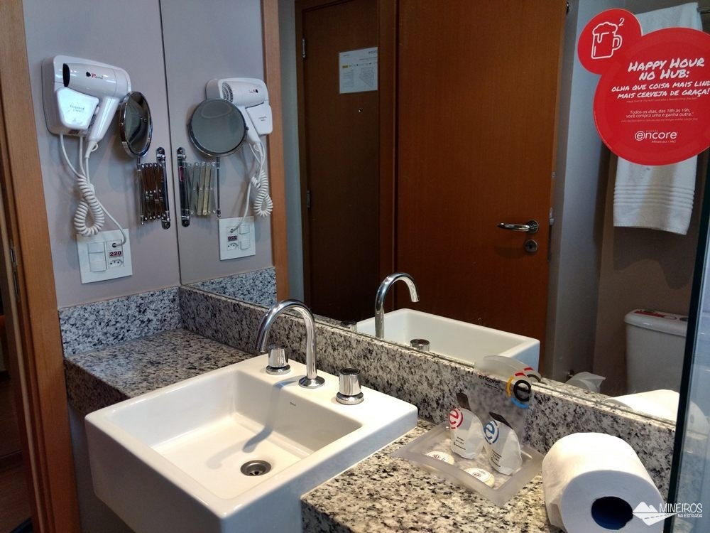 Banheiro do Ramada Encore Minascasa, um hotel localizado na Avenida Cristiano Machado, em Belo Horizonte, que tem como proposta uma hospedagem essencial: o conforto necessário, sem luxos, a um preço acessível.