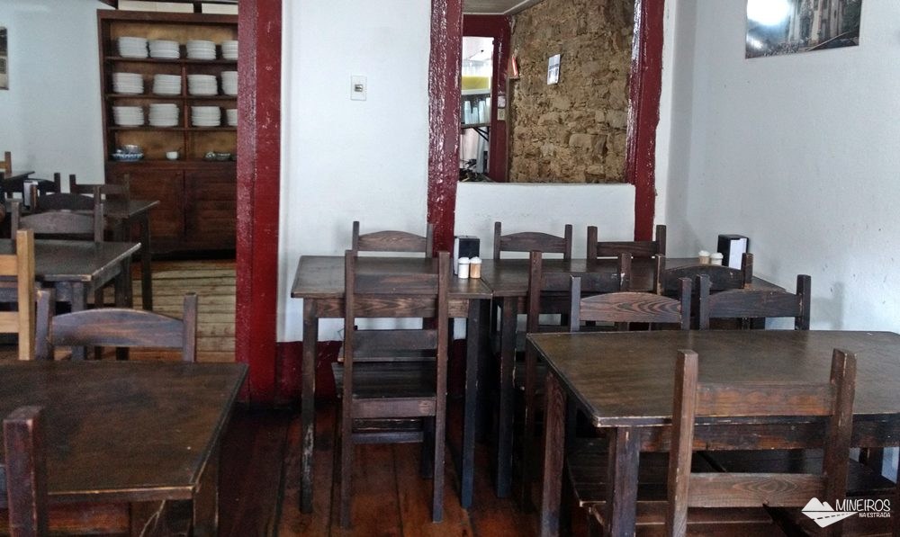 Salão do Restaurante Tiradentes, em Ouro Preto, que serve comida barata e gostosa.