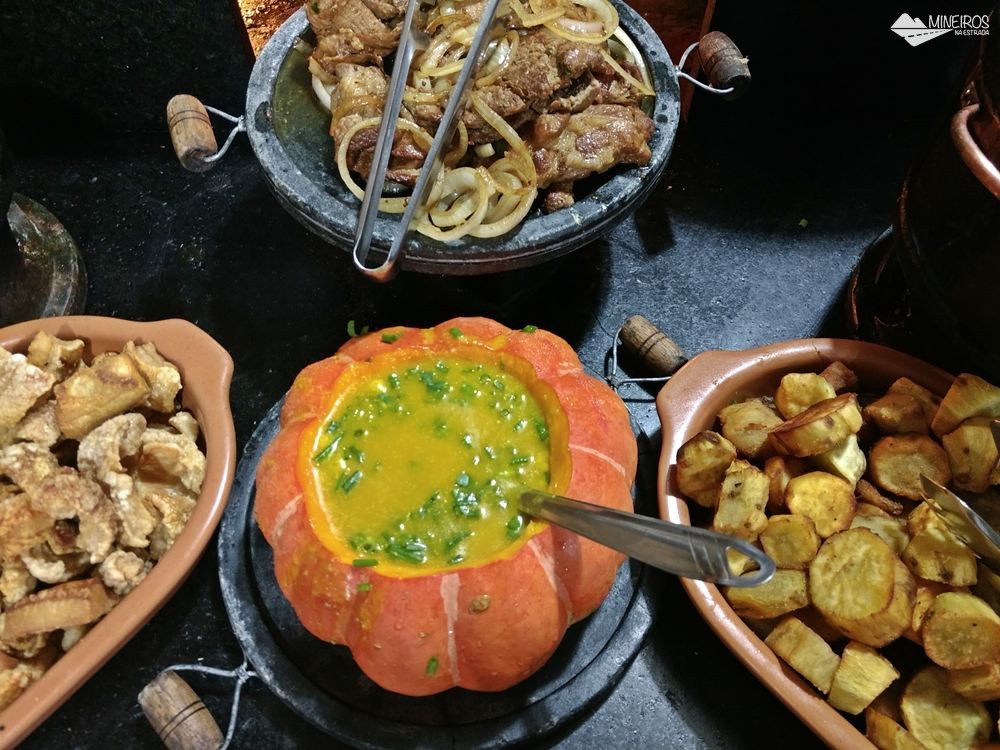 Buffet do Restaurante Tiradentes, em Ouro Preto, que serve comida barata e gostosa.