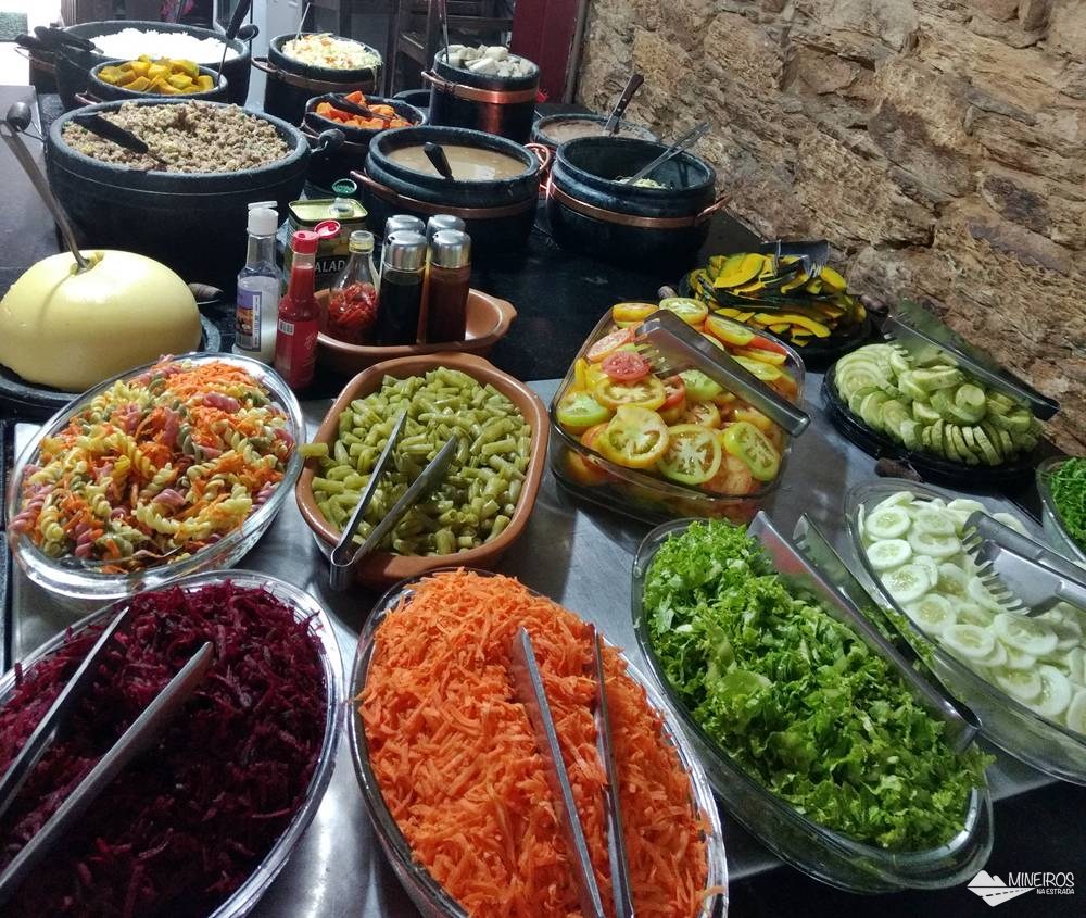 Buffet do Restaurante Tiradentes, em Ouro Preto, que serve comida barata e gostosa.