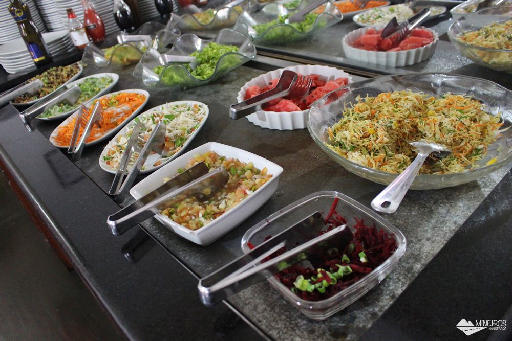 O Restaurante Casarão Grill, em Mariana serve comida no sistema self-service, podendo o cliente optar por um valor fixo e comer à vontade ou pagar pela quantidade consumida (balança).