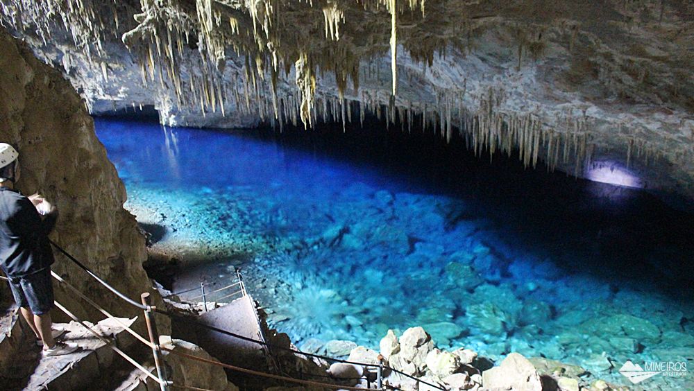 Atrativo mais visitado de Bonito, possui um algo de água muito azul dentro de uma caverna.