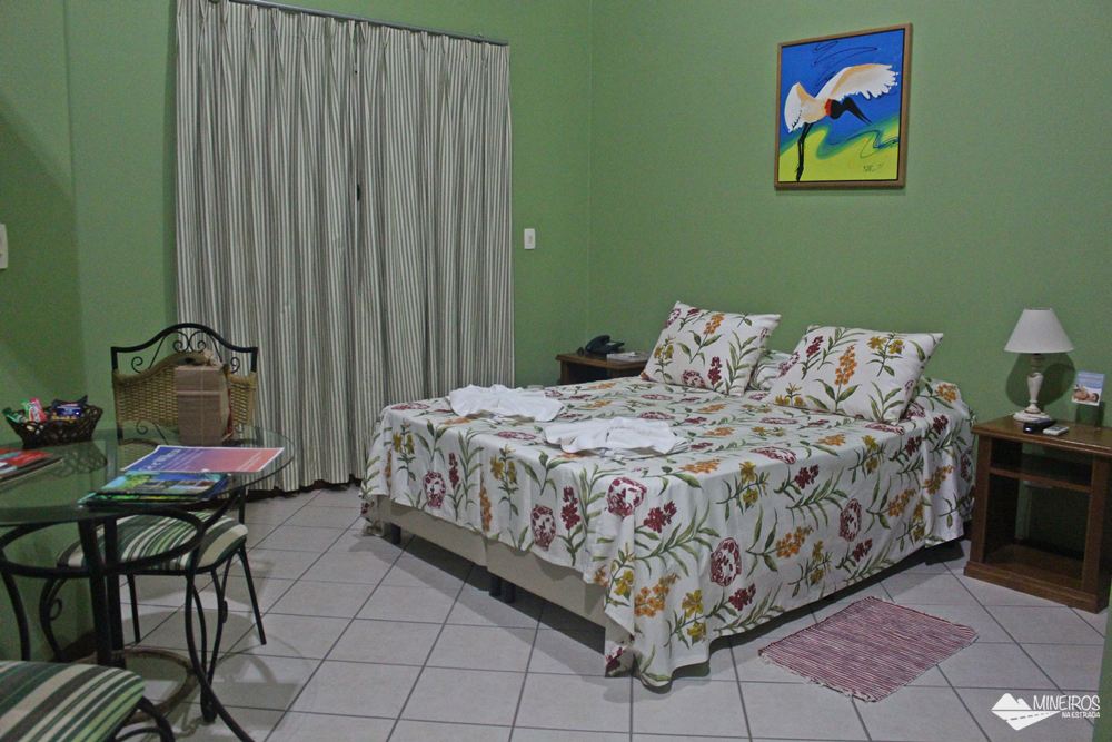 Quarto superior do Hotel Pousada Águas de Bonito, uma excelente opção de hospedagem em Bonito, Mato Grosso do Sul. Possui quartos confortáveis, grande área para lazer e descanso, comida boa e ótimo atendimento.