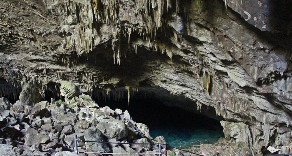 A Gruta do Lago Azul é o atrativo mais visitado de Bonito. Após uma pequena caminhada, é preciso descer 300 degraus para avistar um incrível lago azul, dentro da caverna!