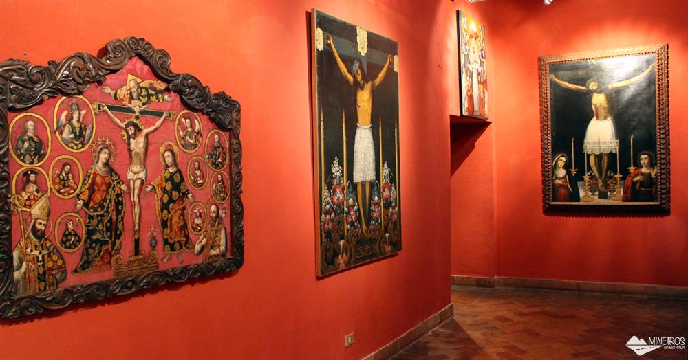 Pinturas exibidas na Sala Virreinal do Museu de Arte Precolombino, em Cusco.