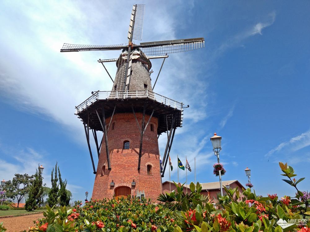 O Moinho dos Povos Unidos fica pertinho do recinto da Expoflora e é uma réplica de um moinho holandês.