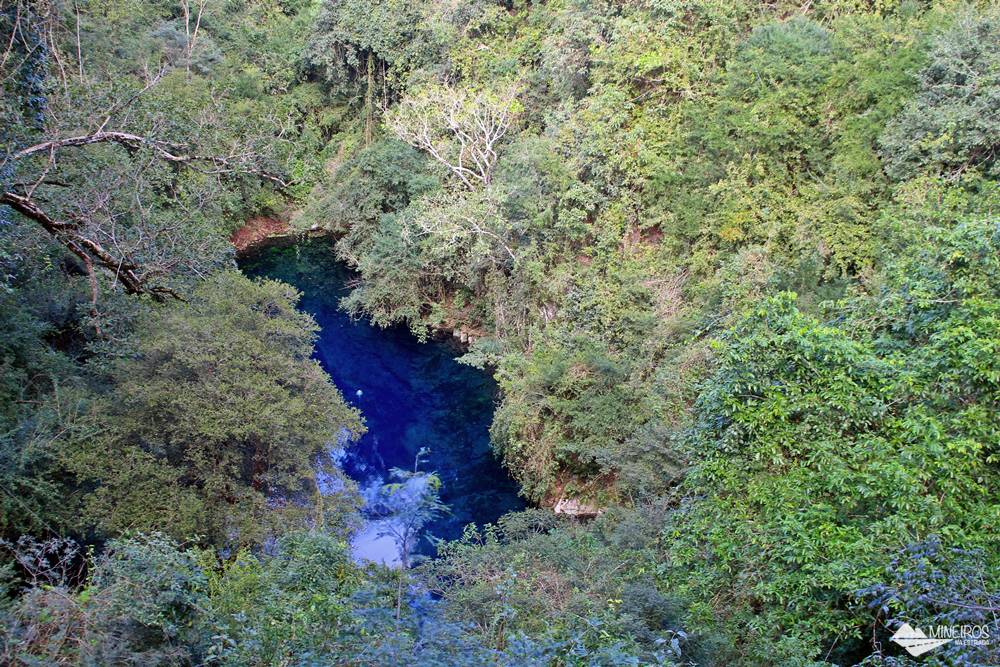 A Lagoa Misteriosa, em Bonito, é uma caverna inundada com águas incrivelmente azuis, e cuja profundidade total ainda é desconhecida. 