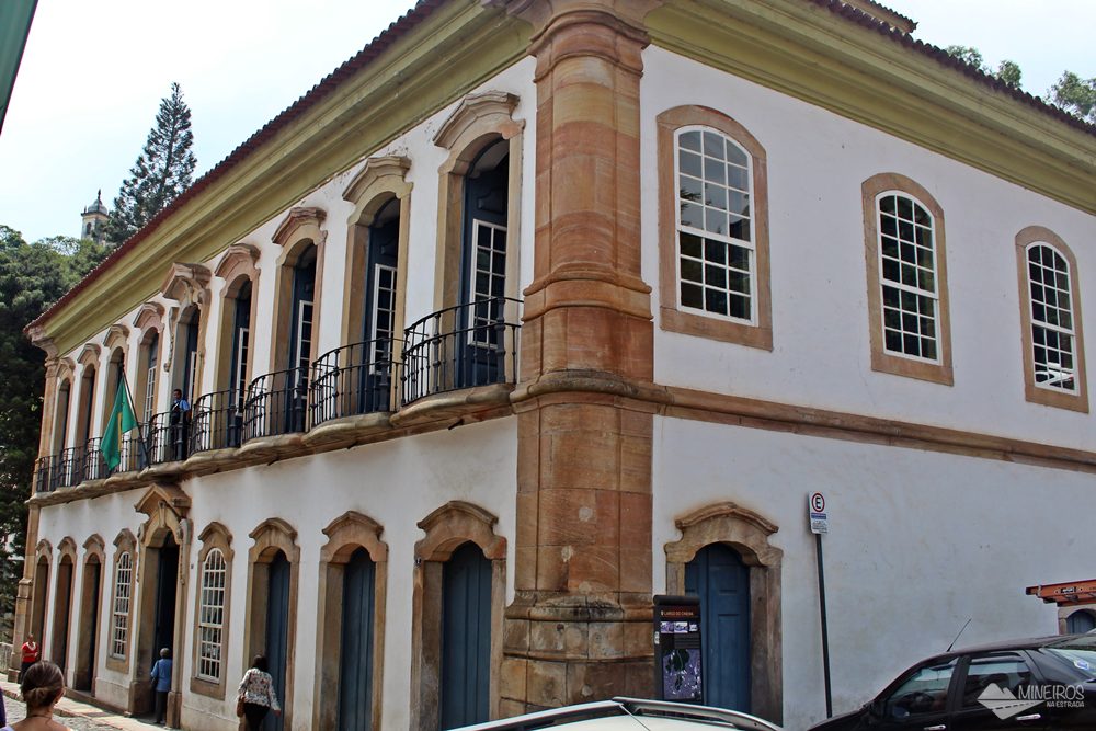 O Museu Casa dos Contos, em Ouro Preto, mostra o processo de fundição do ouro no Brasil Colônia, a evolução do Sistema Monetário Brasileiro e também a tristeza do período escravagista no país.