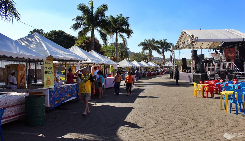 A Festa do Pastel de Angu acontece todos os anos na cidade de Itabirito, cidade a cerca de 60 km de Belo Horizonte.
