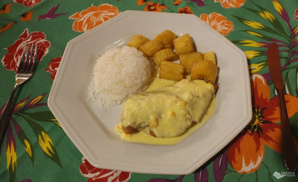 O Restaurante Encontro das Águas funciona nas dependências do Hotel Águas de Bonito e serve ótimas refeições e lanches. Abre para almoço e jantar. Este é o frango à caipira.