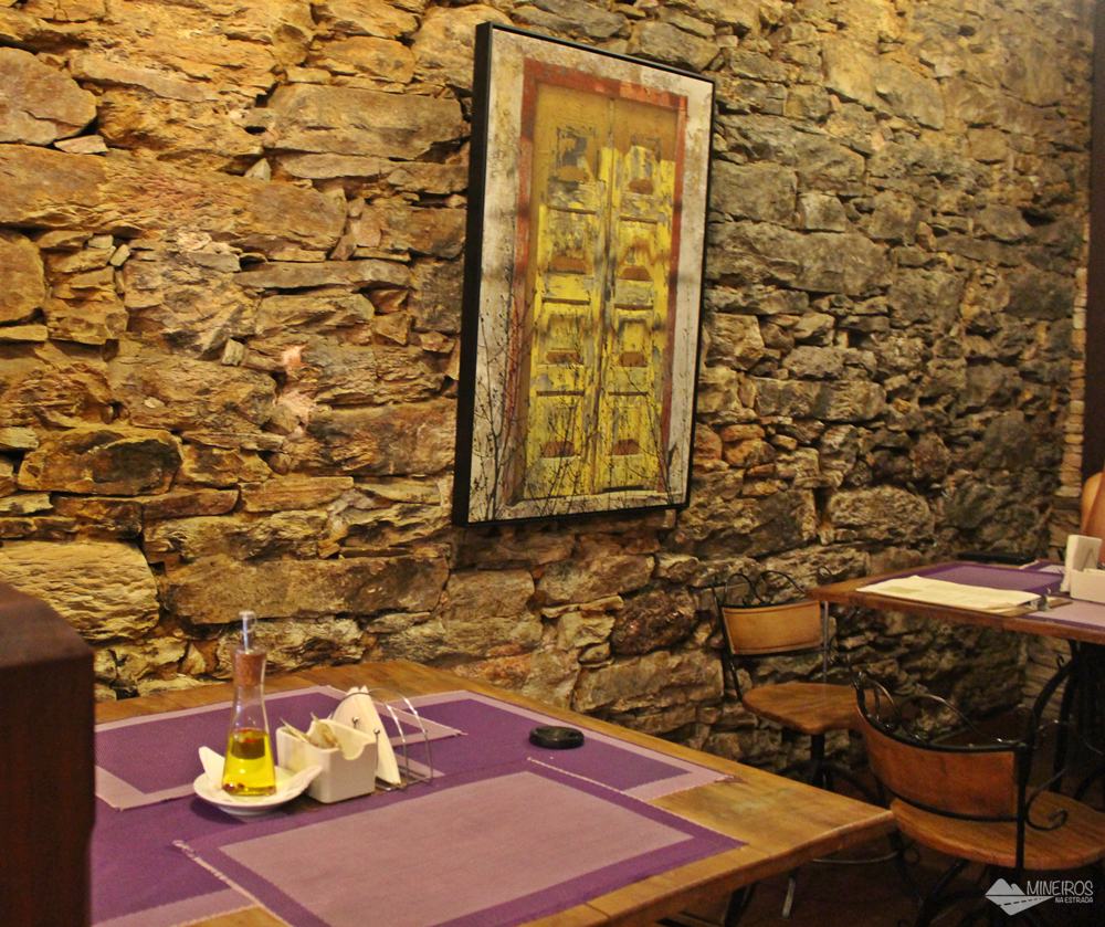 Parada do Conde é um bistrô famoso pelos crepes bem recheados, em Ouro Preto. Também serve refeições no almoço.