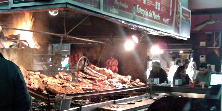 Parrillada (churrasco) sendo preparada em frente ao cliente, no Mercado do Porto, em Montevidéu.