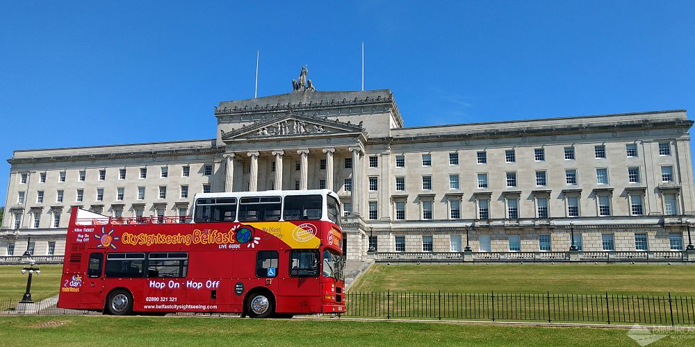 Vale a pena usar o ônibus turístico em Belfast? Nós gostamos e listamos 12 facilidades em utilizar em serviço.