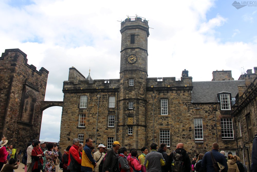 O Castelo de Edimburgo, a atração mais visitada na capital da Escócia, destaca-se na paisagem e contém diversas edificações.