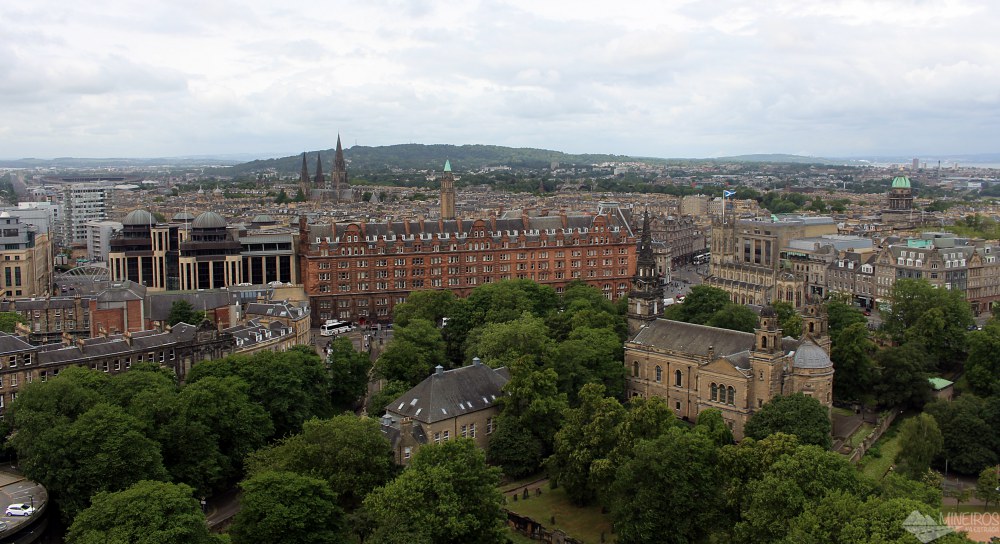 O Castelo de Edimburgo, a atração mais visitada na capital da Escócia, destaca-se na paisagem e contém diversas edificações.