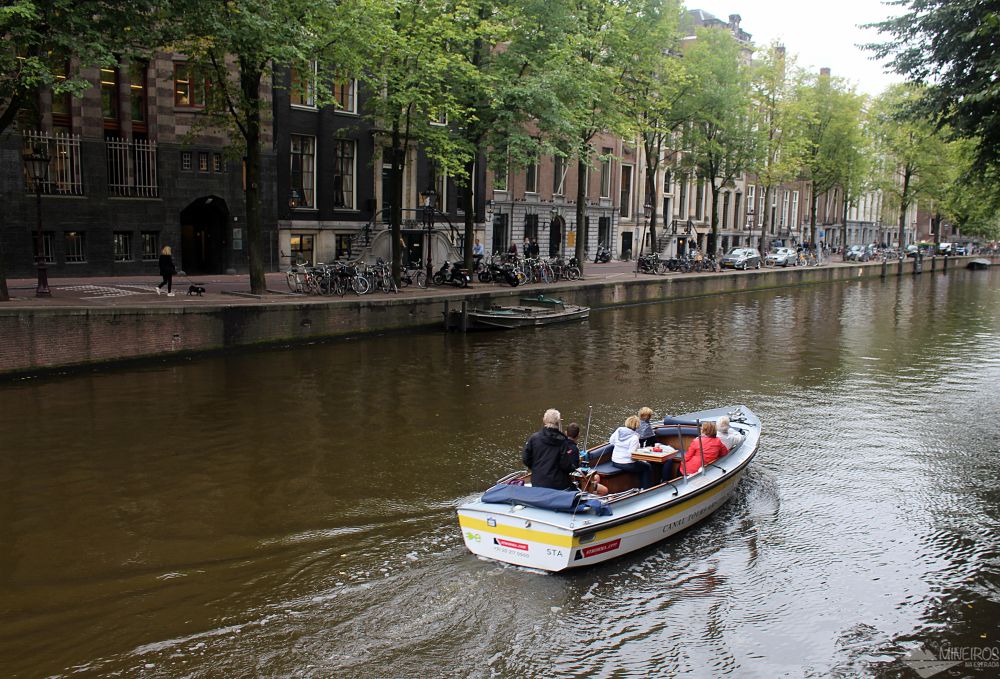 A melhor maneira de se familiarizar com Amsterdam é fazendo um passeio de barco pelos seus canais, que são Patrimônio Mundial da Unesco.