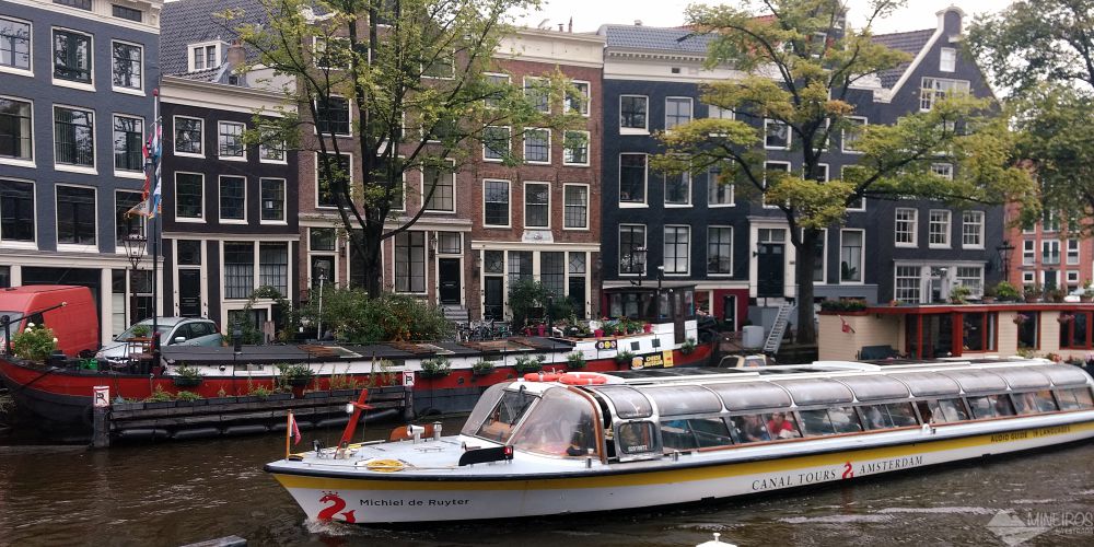 A melhor maneira de se familiarizar com Amsterdam é fazendo um passeio de barco pelos seus canais, que são Patrimônio Mundial da Unesco.