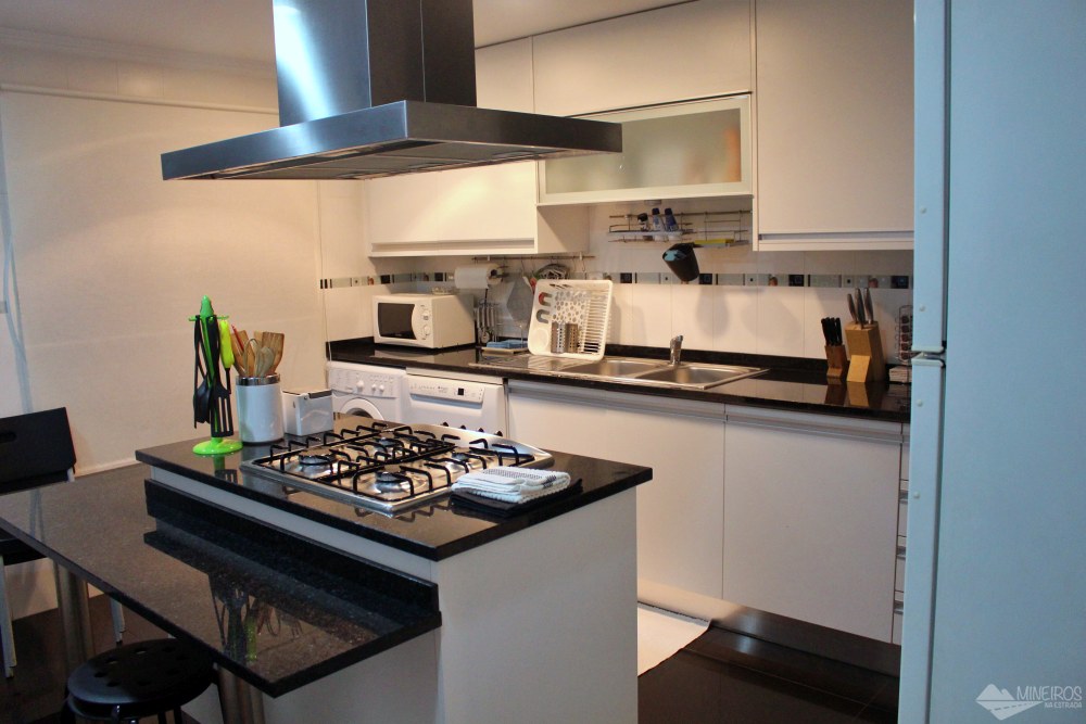 Procurando por hospedagem em Lisboa? Veja dica deste apartamento amplo, com cozinha equipada e bem perto do metrô.