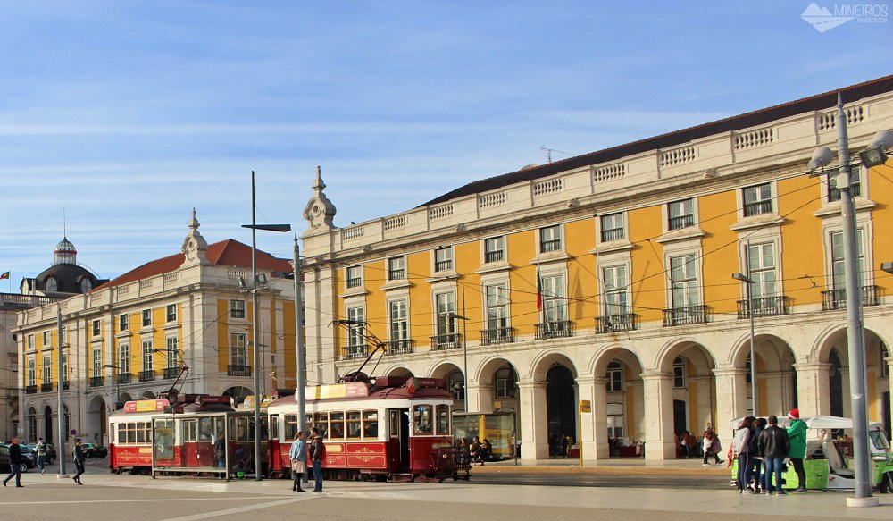 Elétricos na Praça do Comércio - Lisboa