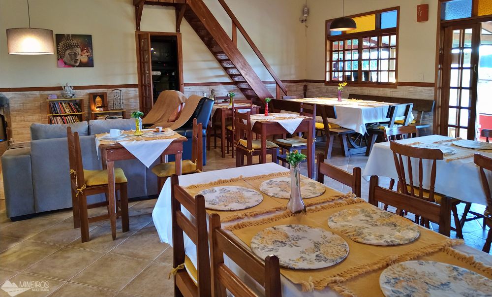 Salão onde é servido o café da manhã na Pousada Céu e Serra.