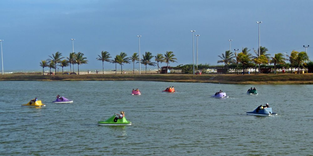 Pedalinhos da orla da Praia de Atalaia, em Aracaju.