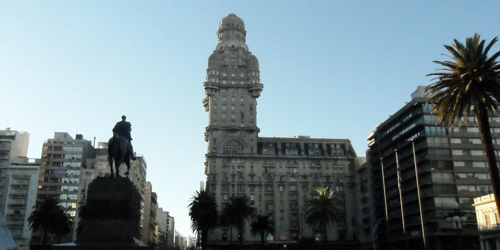 Palácio Salvo, inaugurado em 1928, na Plaza Independencia, em Montevidéu. Tem 97 metros e foi o edifício mais alto da América Latina por muitos anos.
